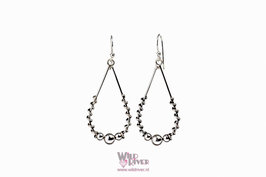 Oorhangers met druppel van zilverdraad gedecoreerd. 